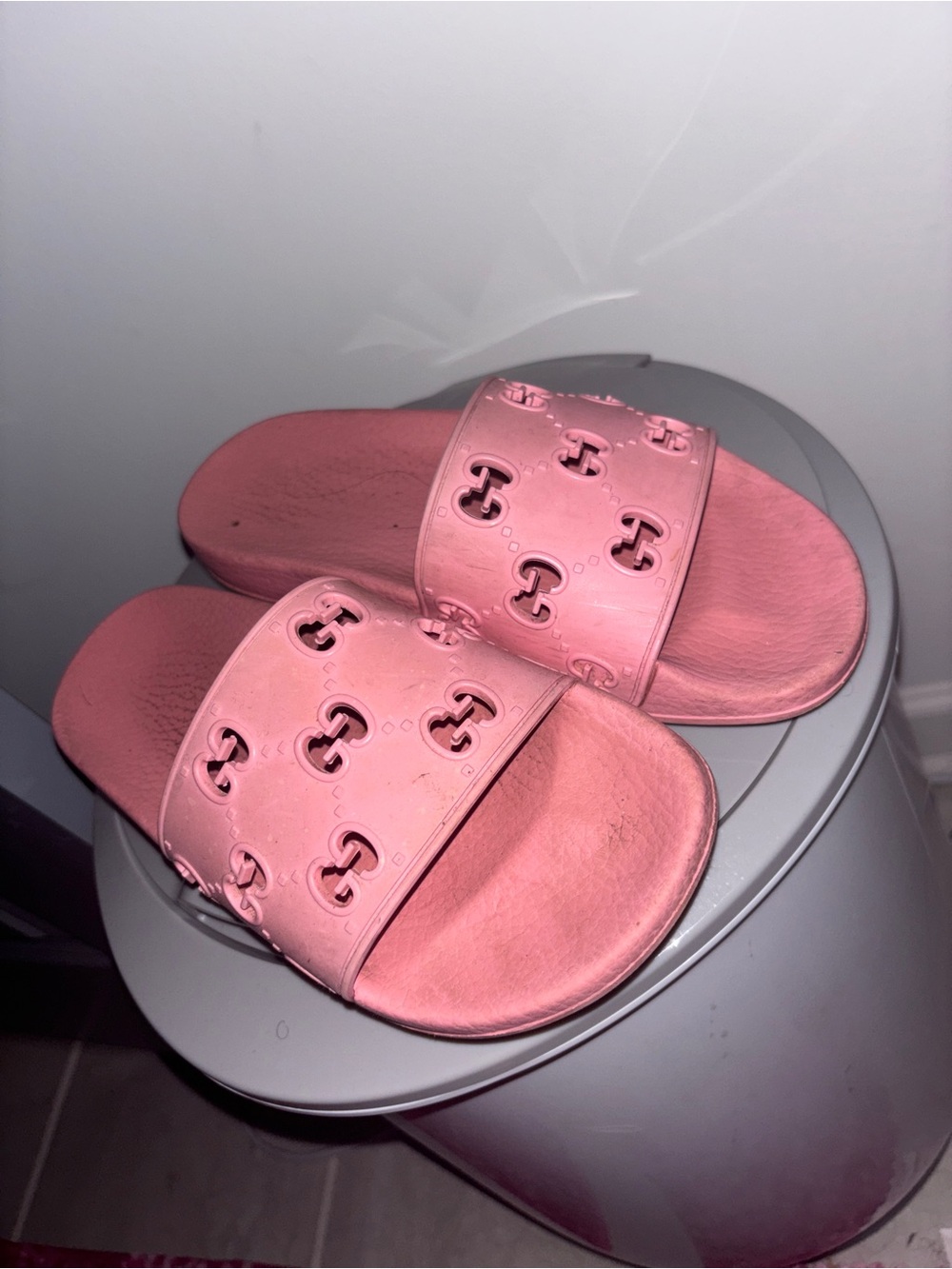 Pink GUCCI Logo-Embellished Slide Sandals - Picture 2 of 3